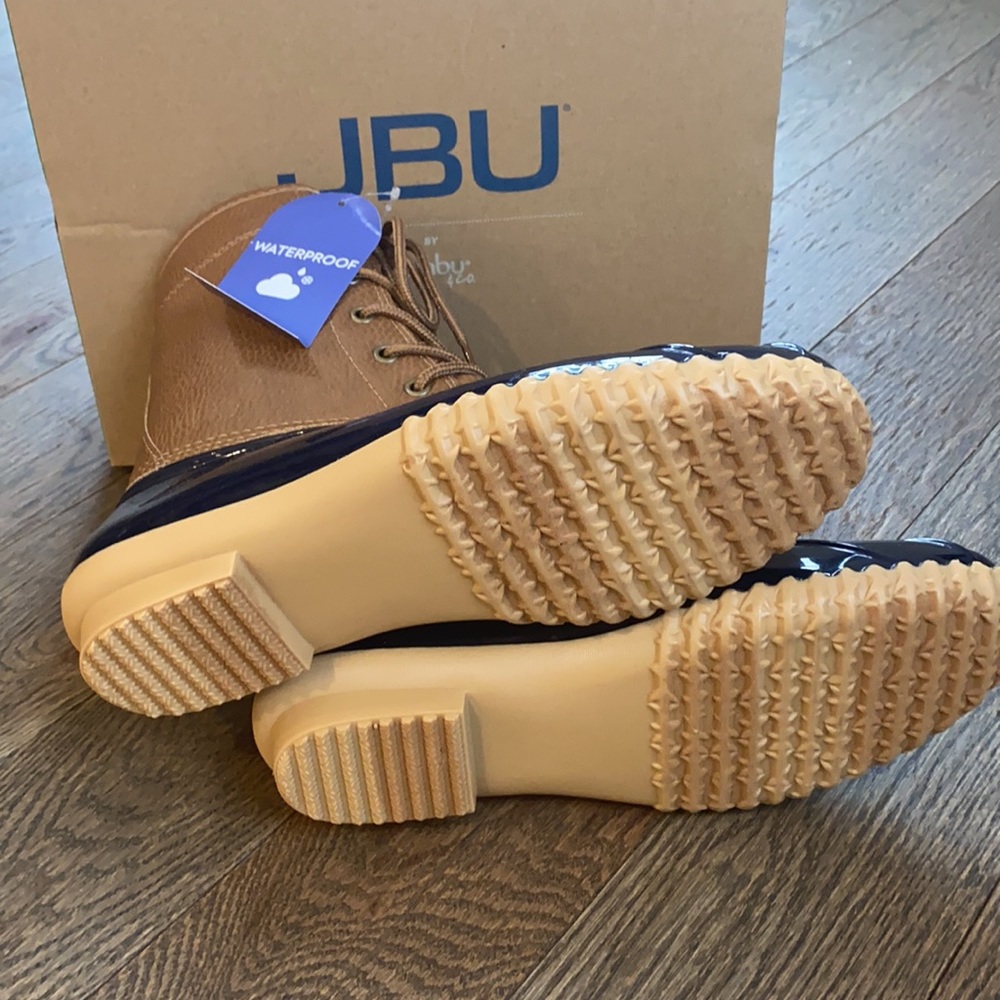 New in box:    - Woman’s casual duck waterproof boots. - Picture 8 of 17